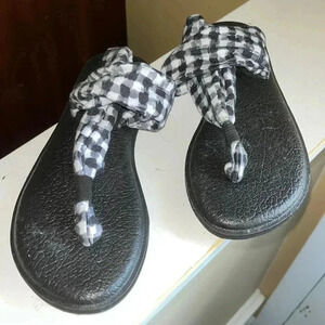 SANUK size 7 yoga sling sandals black and white gingham